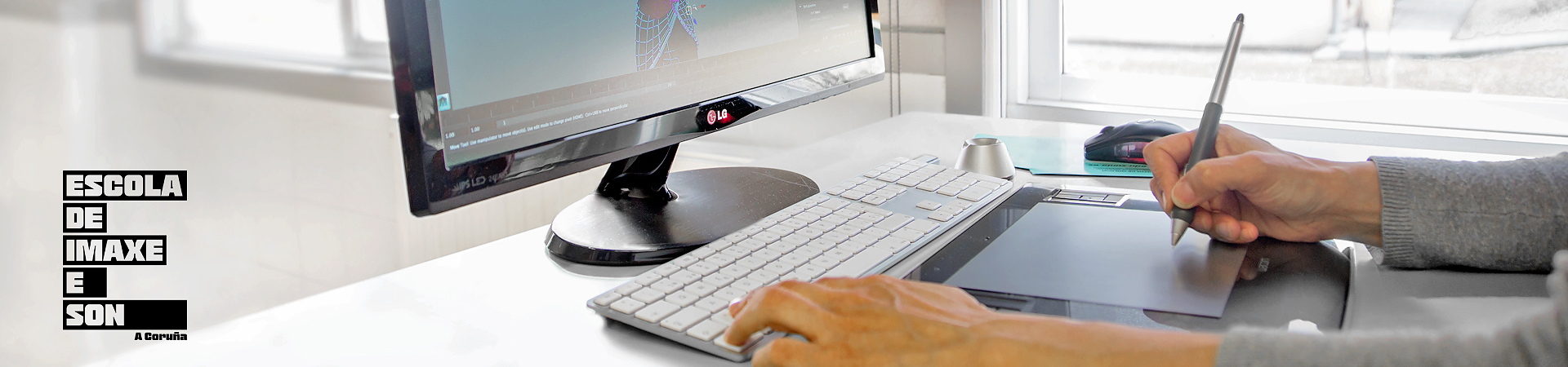 Traballando nun ordenador con tableta gráfica